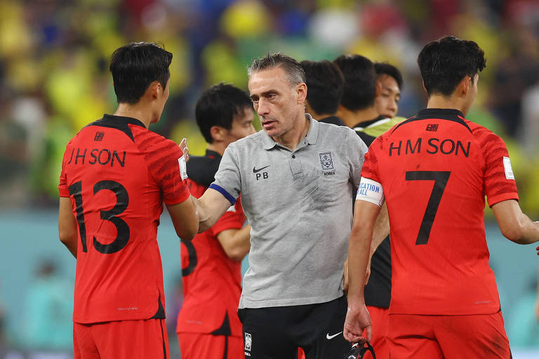 O técnico Paulo Bento cumprimenta os jogadores da Coreia do Sul
