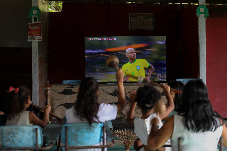 Kokamas se reúnem em comunidade na periferia de Manaus para assistir ao jogo do Brasil, nesta segunda (5)
