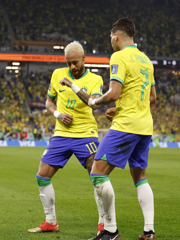 Neymar e Lucas Paquetá comemoram o quarto gol brasileiro com mais uma dancinha, que foi criticada pelo irlandês Roy Keane
