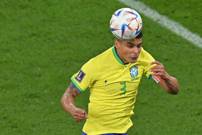 O zagueiro Thiago Silva cabeceia a bola durante o jogo