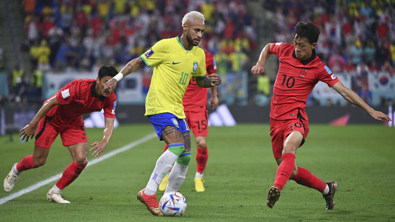 Neymar é cercado por marcadores sul-coreanos; apesar disso, ele sofreu apenas três faltas e pôde apresentar seu futebol na vitória das oitavas de final
