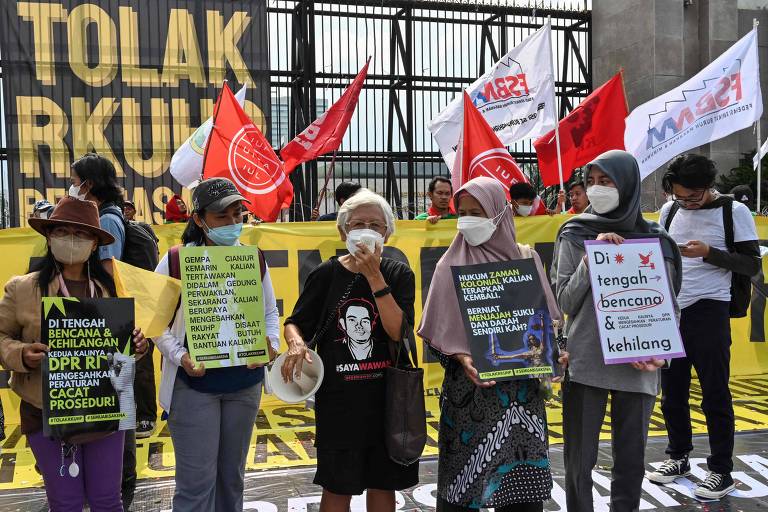 Manifestantes protestam contra o novo Código Penal em frente ao Parlamento em Jacarta, na Indonésia