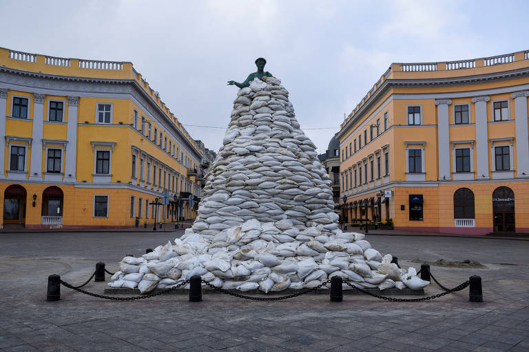 Monumento do fundador da cidade de Odessa, Duque de Richelieu, é coberto com sacos de areia para proteção após a Rússia invadir a Ucrânia
