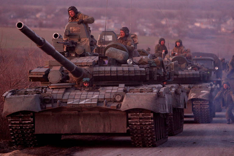 Comboio de blindados pertencentes a tropas pró-Rússia em estrada que leva à cidade portuária de Mariupol, no sul da Ucrânia