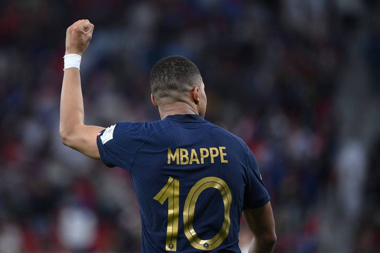 Com o braço esquerdo erguido e o número 10 às costas na camisa, o francês Kylian Mbappé comemora gol contra a Polônia no estádio Al Thumama, em Doha, o quinto dele da Copa do Qatar