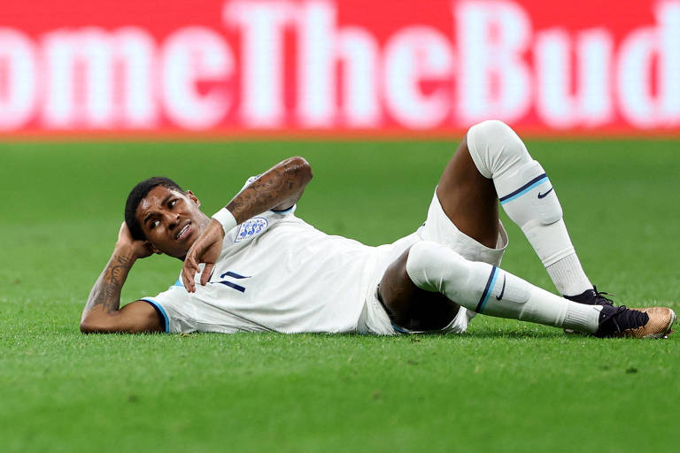O inglês Rashford no confronto com o Senegal nas oitavas de final do Mundial no Qatar; ele está deitado no gramado do estádio Al Bayt, em Al Khor 
