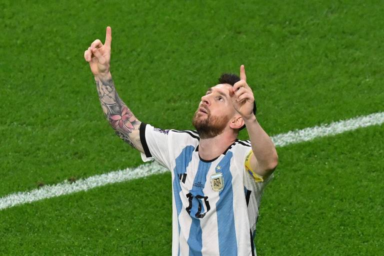 Com os dedos indicadores apontando para o alto, Messi, o capitão da Argentina, celebra o gol que marcou diante da Austrália nas oitavas de final da Copa, no estádio Ahmed bin Ali, em Al Rayyan