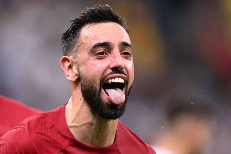 Com a língua de fora, o português Bruno Fernandes festeja gol contra o Uruguai na fase de grupos da Copa do Qatar, no estádio Lusail 