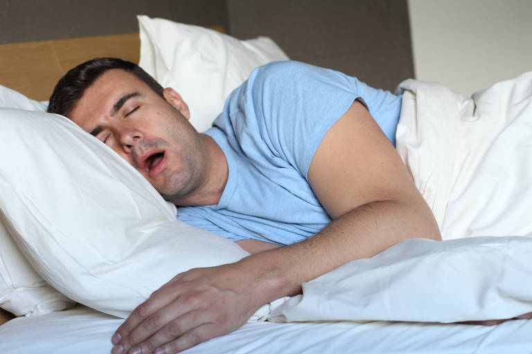 Tendência do TikTok de tapar a boca com fita adesiva para dormir não é comprovada por estudos