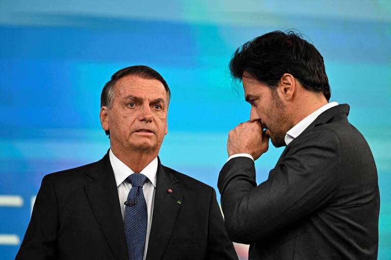 O presidente Jair Bolsonaro e o ministro Fábio Faria durante debate nas eleições de 2022