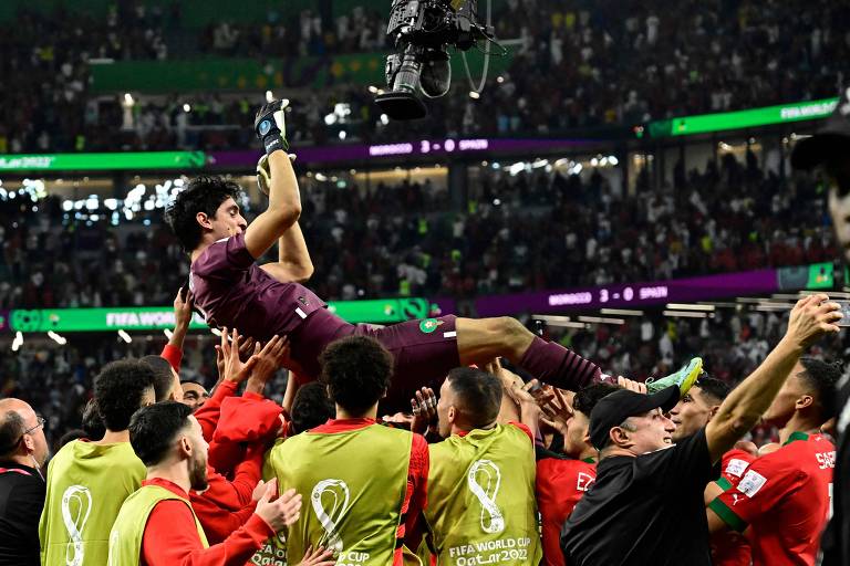 Jogadores de Marrocos erguem o goleiro Bounou, que defendeu dois pênaltis, na partida em que a seleção africana eliminou, no estádio Cidade da Educação, a Espanha da Copa do Qatar