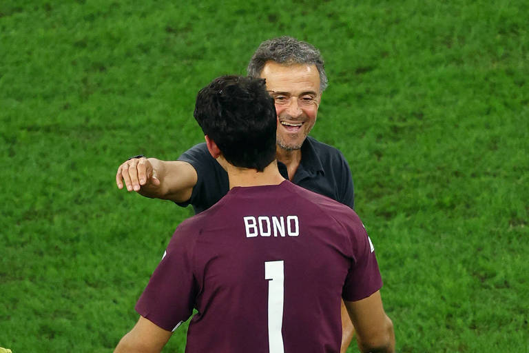Luis Enrique abraça o goleiro Bono, grande herói de Marrocos na disputa de pênaltis que eliminou a Espanha da Copa do Qatar