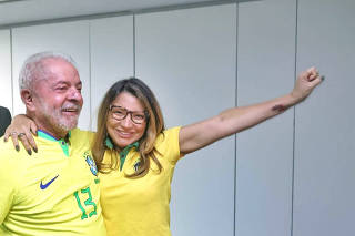 Lula e Janja assistem ao jogo do Brasil