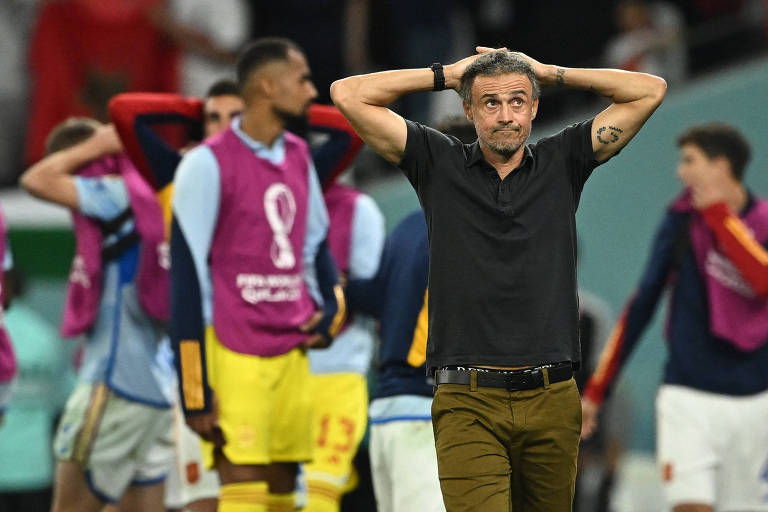 Técnico Luis Enrique reage durante jogo em que Espanha perdeu para Marrocos nos pênaltis nas oitavas de final da Copa do Qatar