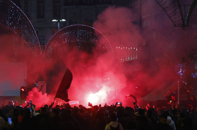 Marroquinos comemoram classificação com sinalizadores, em Bruxelas, na Bélgica