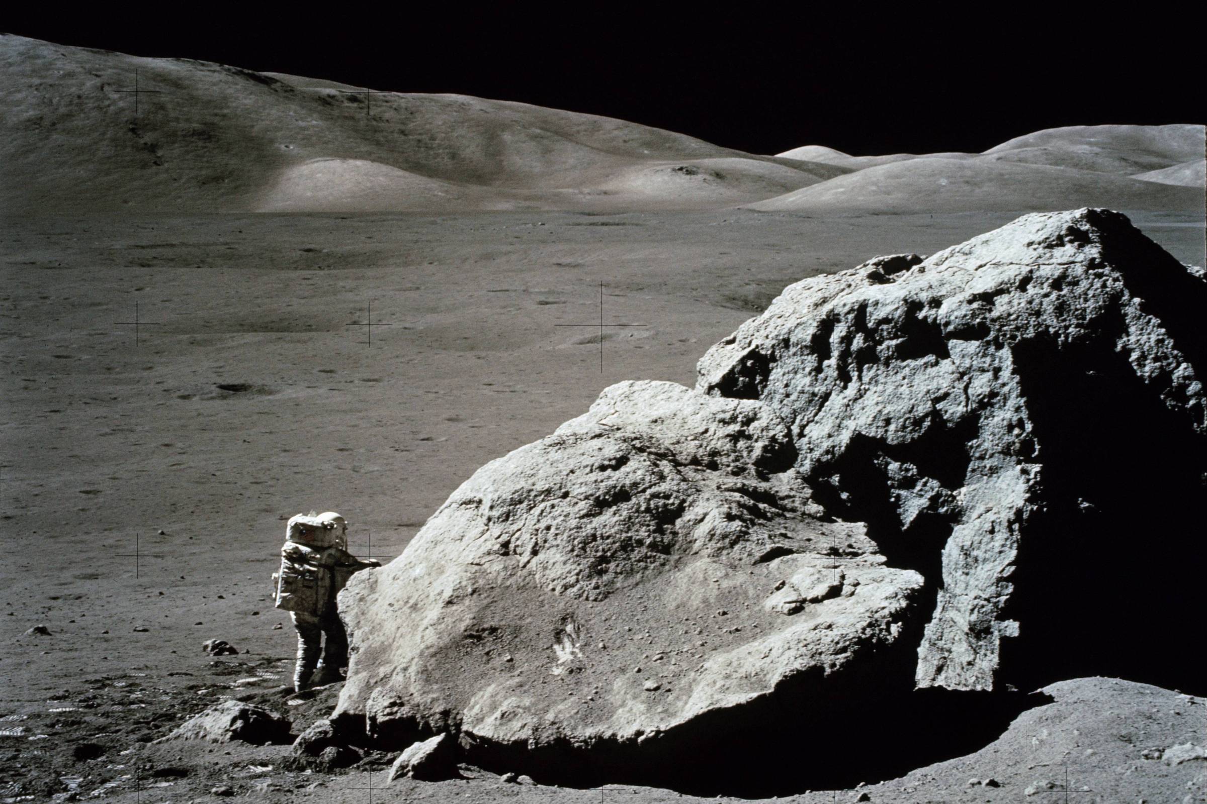 Человек который впервые оказался на поверхности луны. Первый человек ступивший на луну. Камень с Луны. Человек на Луне. Первые люди на Луне.