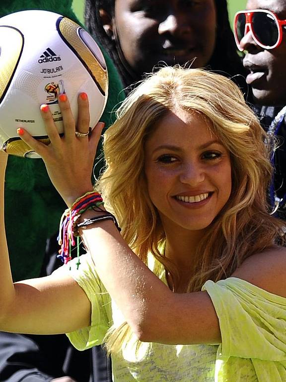 A cantora colombiana Shakira segurando a bola Jabulani, da Copa do Mundo de 2010, na África do Sul