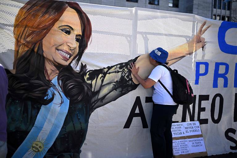 Apoiadores de Cristina Kirchner protestam contra julgamento