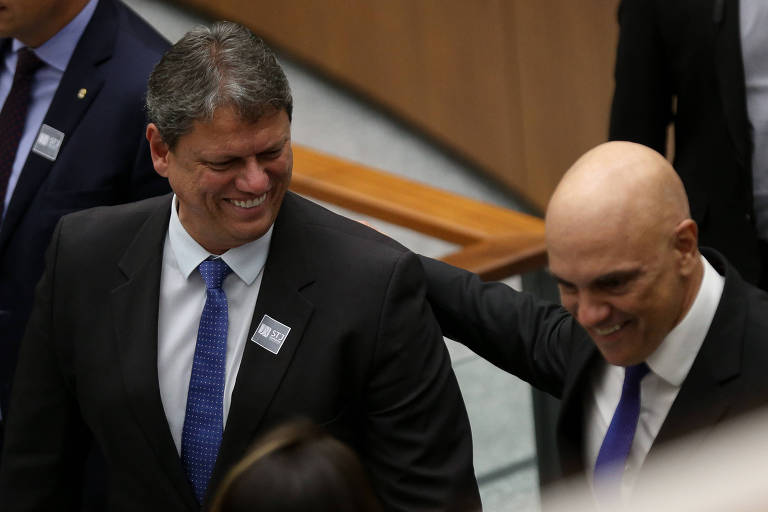 O governador eleito de São Paulo, Tarcísio Freitas, ao lado do ministro do STF Alexandre de Moraes, considerado inimigo de bolsonaristas