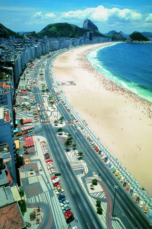 O calçadão da avenida Atlântica, no Rio de Janeiro, projeto de Roberto Burle Marx feito com pedras portuguesas