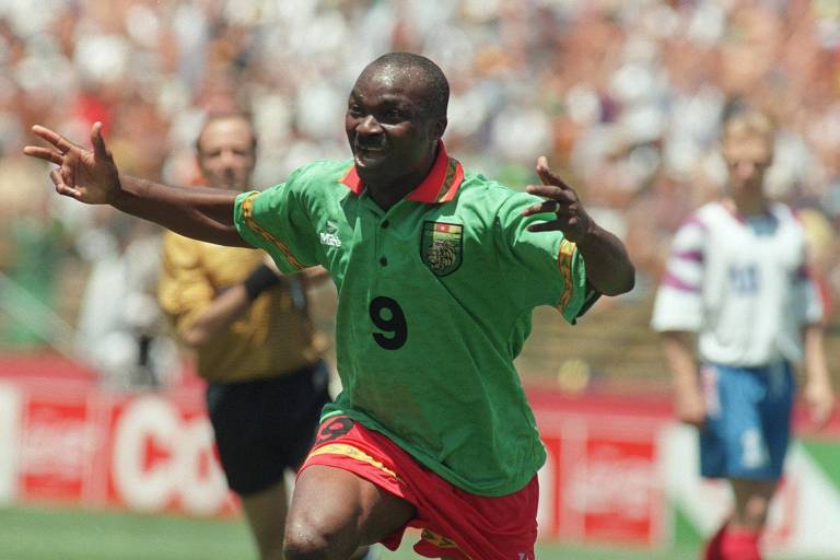 Camaronês Roger Milla comemora o seu gol na derrota por 6 a 1 para a Rússia, em 1994, quando se tornou o jogador mais velho a fazer gols em Copas, aos 42 anos de idade