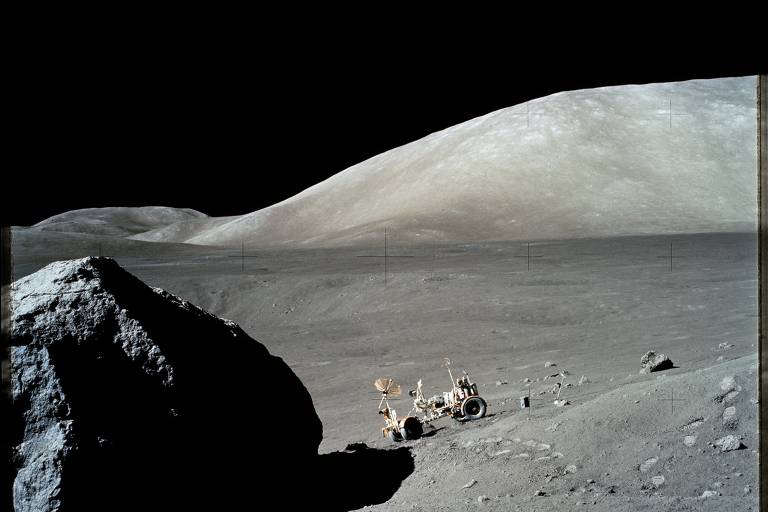 O LRV (Lunar Roving Vehicle) da Apollo 17 é fotografado próximo a rocha lunar pelo astronauta Eugene A. Cernan, durante a terceira atividade extraveicular da missão, em 13 de dezembro de 1972