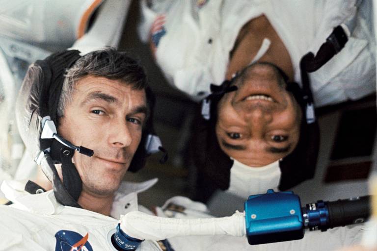 Os astronautas Eugene A. Cernan (à esq.) e Ronald E. Evans em foto tirada pelo cientista e companheiro de tripulação Harrison H. 'Jack' Schmitt durante a missão Apollo 17, em 17 de dezembro de 1972