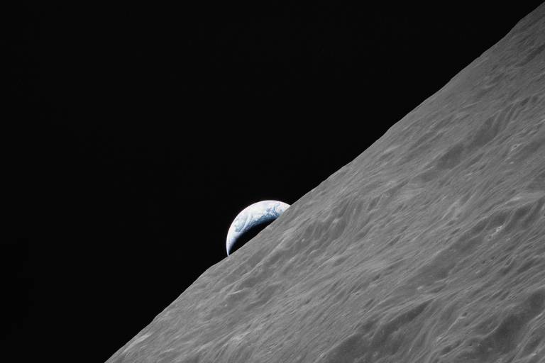 A Terra surgindo no horizonte lunar em imagem feita de dentro da espaçonave da Apollo 17, em 7 de dezembro de 1972
