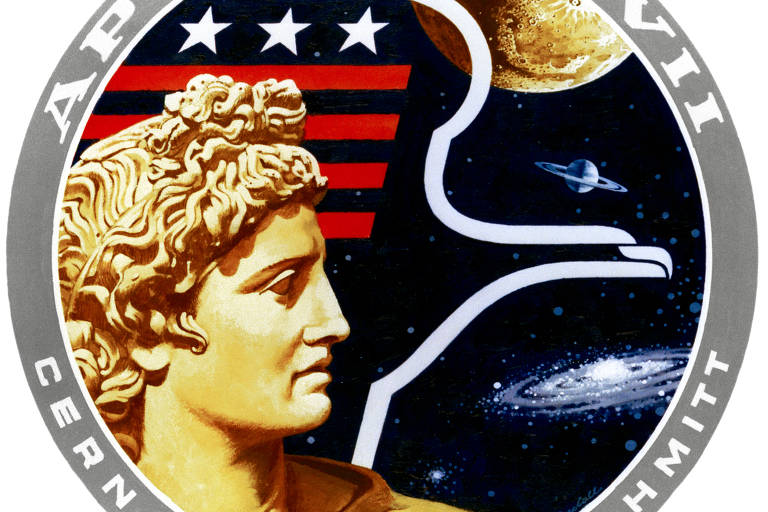 Insígnia da missão Apollo 17, divulgada em setembro de 1972, traz imagem de Apolo, deus do Sol na mitologia grega, à frente da imagem de uma águia americana; de acordo com a Nasa, as listras vermelhas representam a bandeira dos Estados Unidos, e as três estrelas brancas simbolizam os três astronautas tripulantes: Eugene A. Cernan, Ronald E. Evans e Harrison H. Schmitt; ao fundo estão a Lua, o planeta Saturno e uma galáxia ou nebulosa