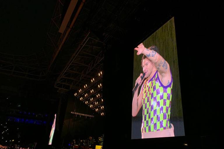 Fã invade palco de Harry Styles, que desvia correndo, em show no Rio; veja vídeo