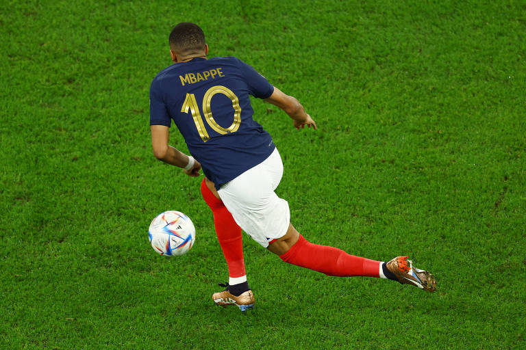 Com a camisa com o número dez nas costas, Kylian Mbappé arranca com a bola em França versus Polônia, nas oitavas de final, em Doha