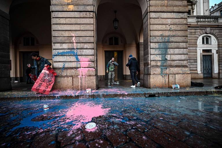 Ativistas jogam tinta no teatro La Scala, em Milão, em protesto ambiental