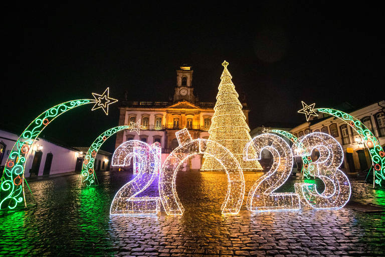 Decoração natalina em Ouro Preto (MG), na Praça Tiradentes, com árvore iluminada de 18 metros de altura