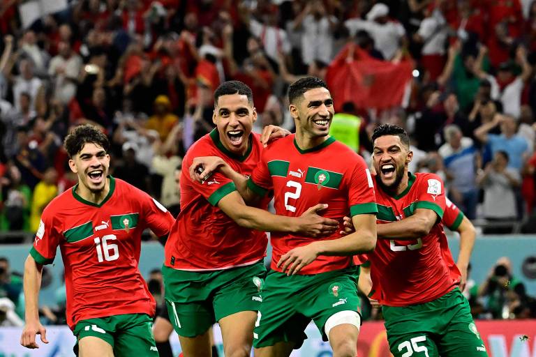 Jogadores de Marrocos sorriem, se abraçam e vibram no gramado