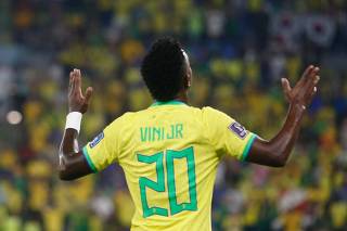 Vinicius Jr., da seleção brasileira, comemora seu gol