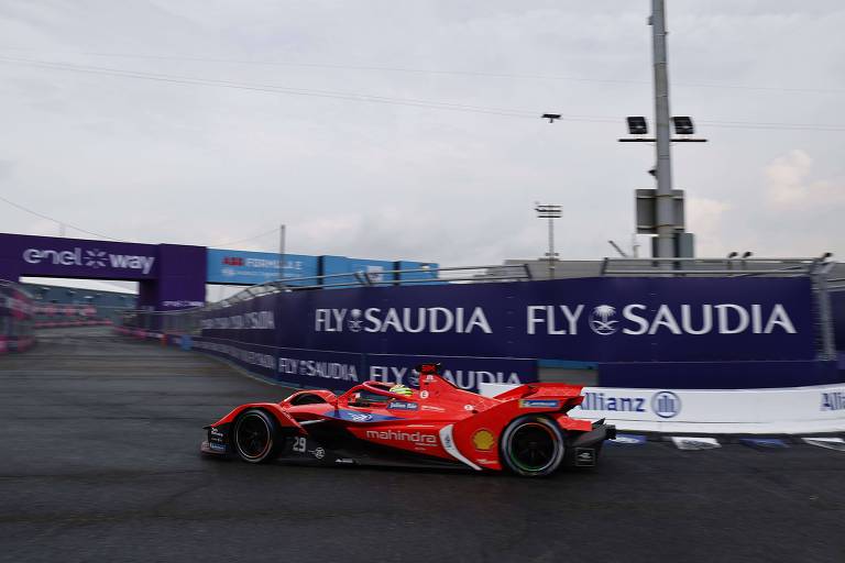 O piloto britânico Alexander Sims, da equipe Mahindra Racing, dirige durante a edição de 2022 do ePrix (corrida de carros elétricos) de Nova York