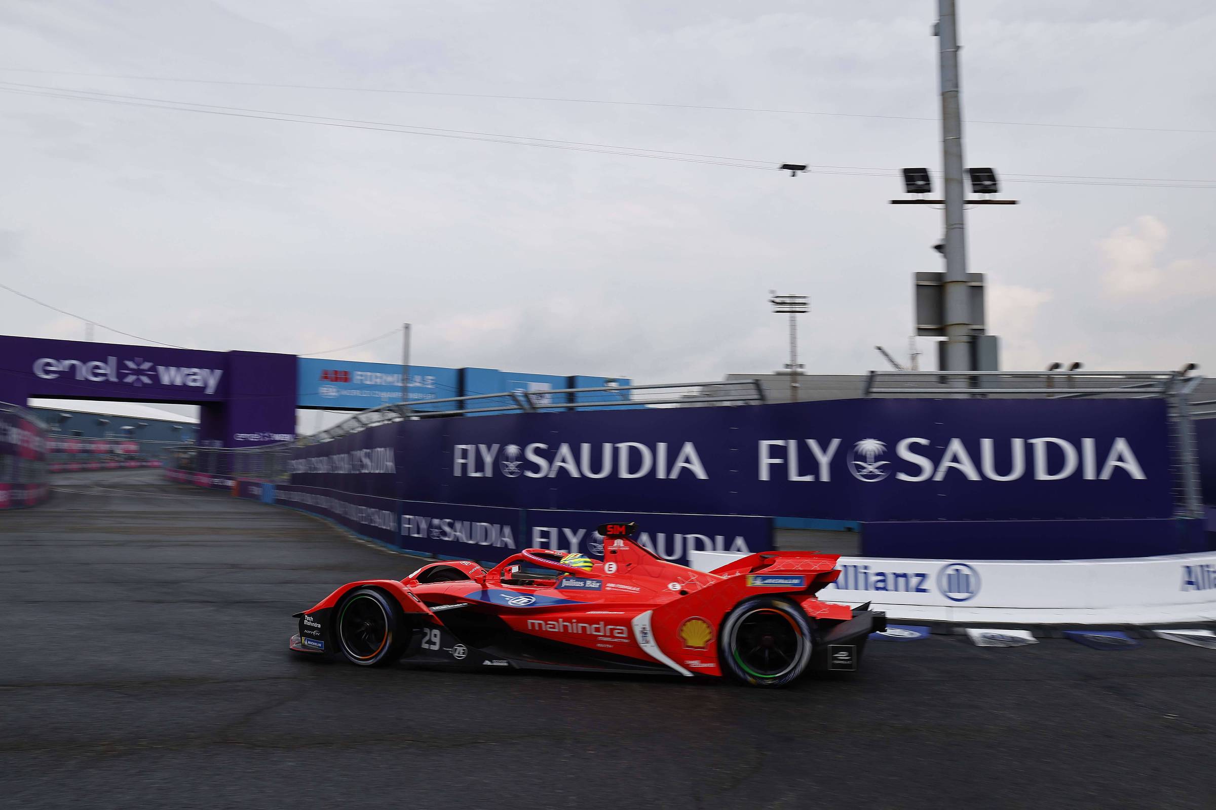 Lucas Di Grassi pilota carro de corrida elétrico desenvolvido por  estudantes de engenharia