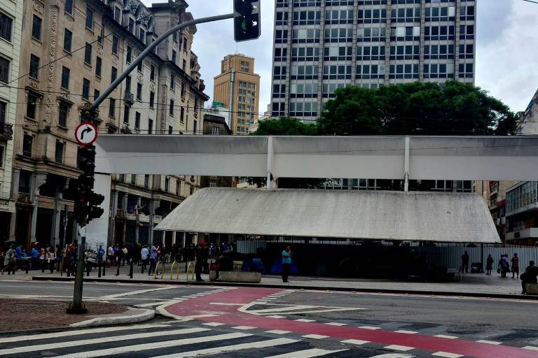 Com os tapumes que interditam a praça do Patriarca, em frente à Prefeitura de São Paulo, os sem-teto se amontoam nas laterais 