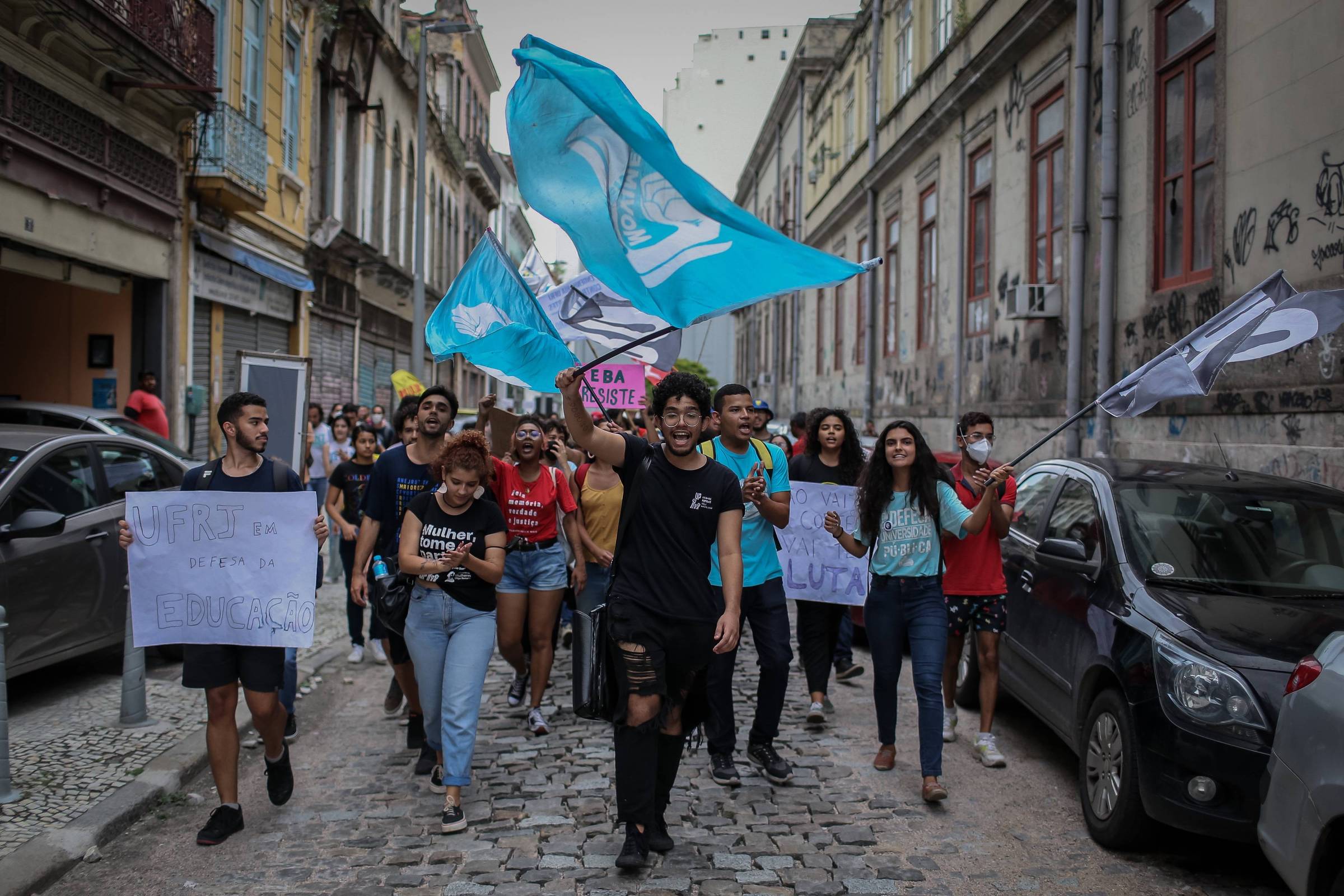 Cortes na educação deixam alunos de pós sem dinheiro: 'Não tenho outra fonte de renda'