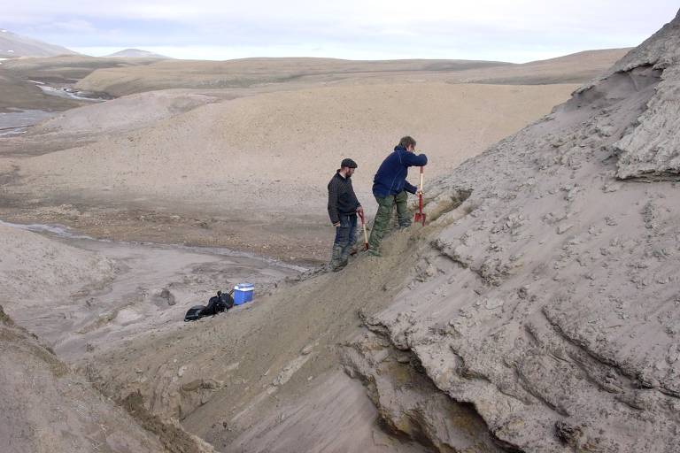 Pesquisadores exploram a formação geológica Kap Kobenhavn, no norte da Groenlândia, onde foi encontrado DNA de 2 milhões de anos atrás; descoberta abre um novo capítulo para a paleogenética