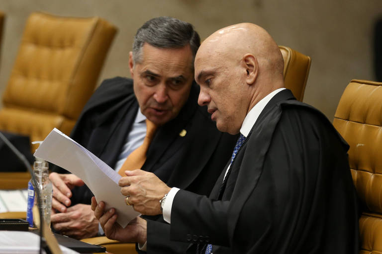 Os ministros Luís Roberto Barroso, presidente do STF, e Alexandre de Moraes, presidente do TSE