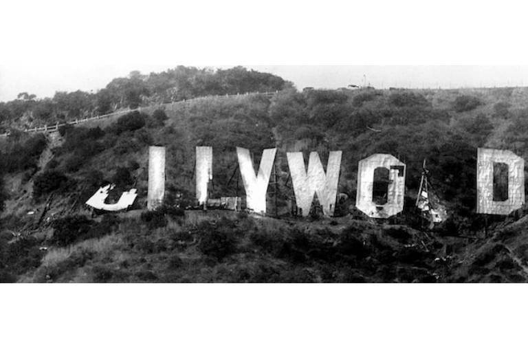 Letreiro de Hollywood faz cem anos e ganha pintura e iluminação