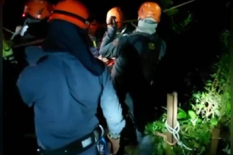 Bombeiros procuram duas pessoas desaparecidas em cachoeira, na região de Marsilac, extremo sul de São Paulo