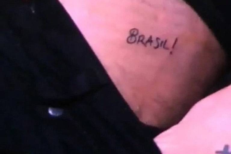 Tatuagem com o nome do Brasil na coxa de Harry Styles