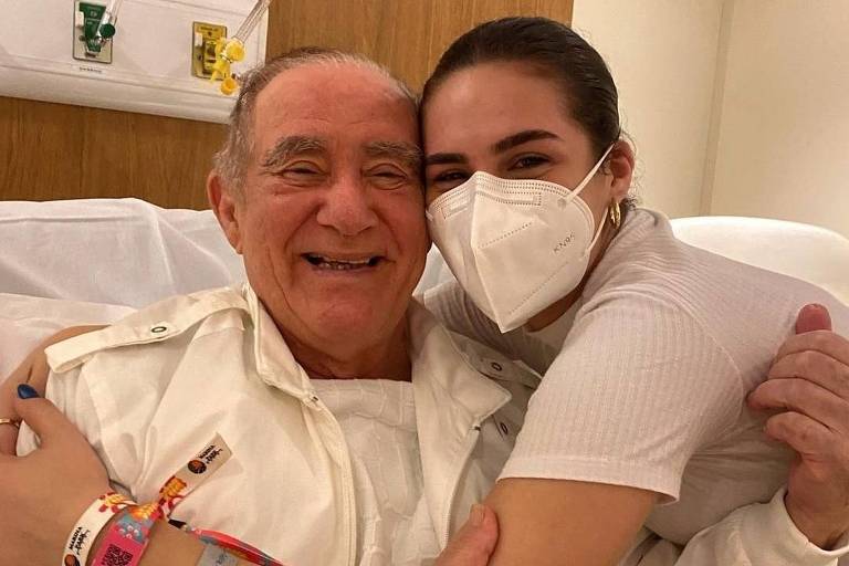 Lívian Aragão abraça o pai Renato Aragão no hospital