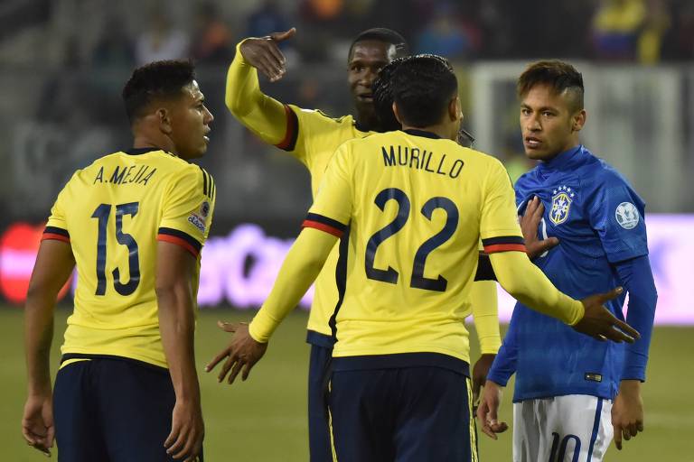Na Copa América de 2015, no Chile, Neymar, com a camisa azul da seleção brasileira, observa, em tom de confronto, os colombianos Mejia, que tem o número 15 às costas, e Murillo, que tem o número 22 às costas