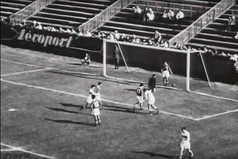 Gol da Turquia na goleada por 7 a 0 em Genebra sobre a Coreia do Sul na Copa de 1954, na Suíça