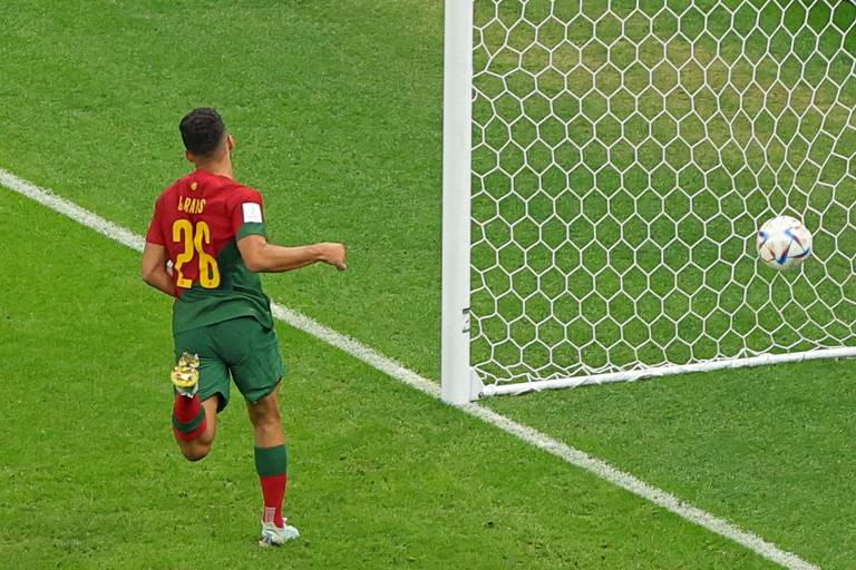 Usando a camisa com o número 26, o português Gonçalo Ramos corre e observa a bola entrar no gol da Suíça no estádio Lusail, na Copa do Qatar 