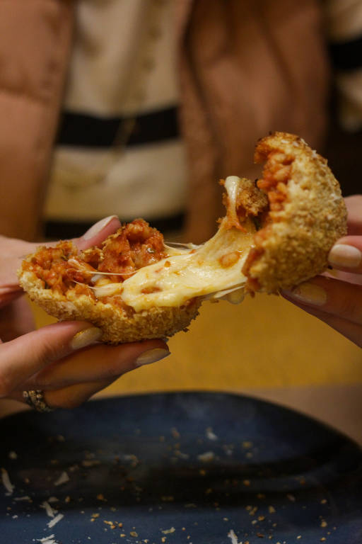 A Pizza da Mooca prepara uma porção de supplì al telefono tradicional, cozido em molho de tomate e recheado com muçarela (R$ 14 a unidade).