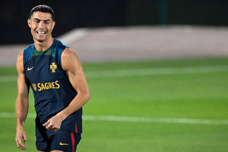 Cristiano Ronaldo sorridente no treino dos reservas de Portugal nesta quinta-feira (8), no centro de treinamento Al Shahaniya, em Doha